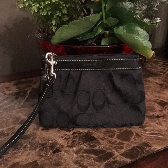 Coach Handbags - 🆕 Black Coach wristlet.